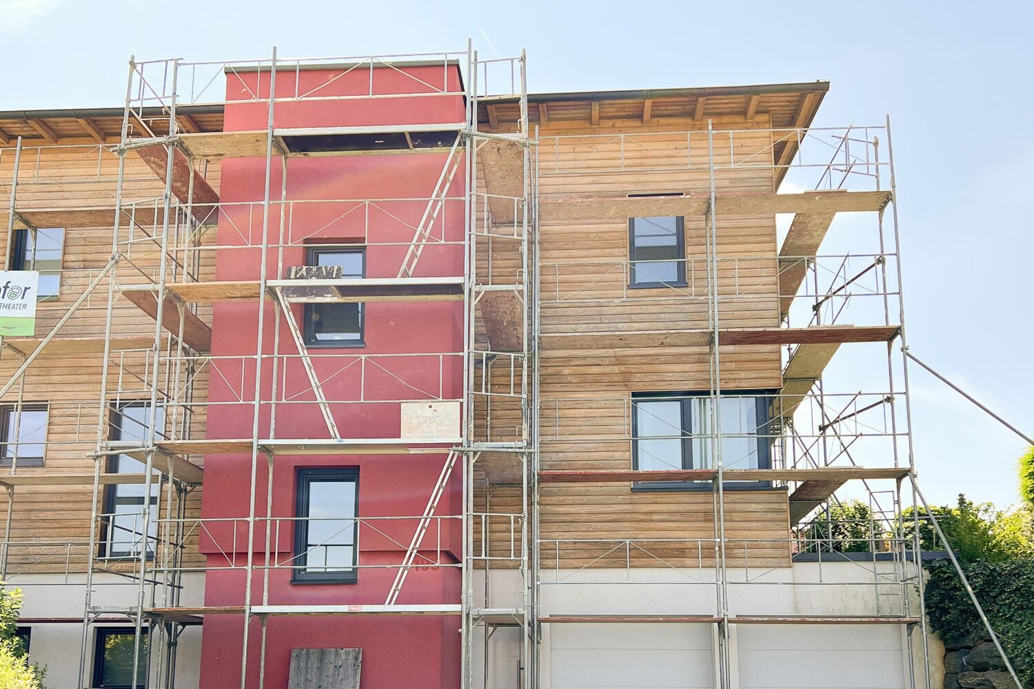 Trockeneisstrahlen - Europa Trockeneisreinigung einer Hausfassade aus Holz