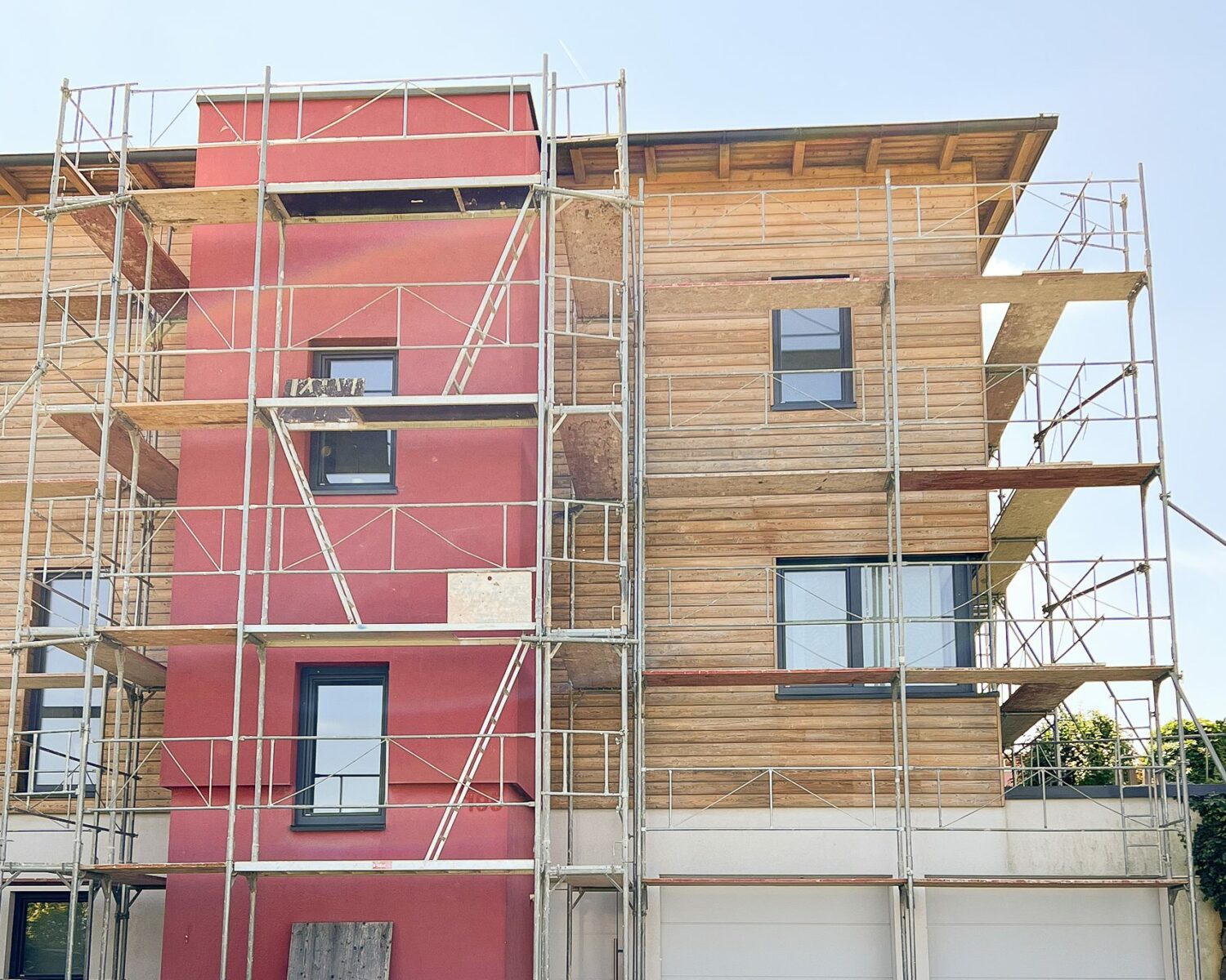 Trockeneisstrahlen - Europa Trockeneisreinigung einer Hausfassade aus Holz